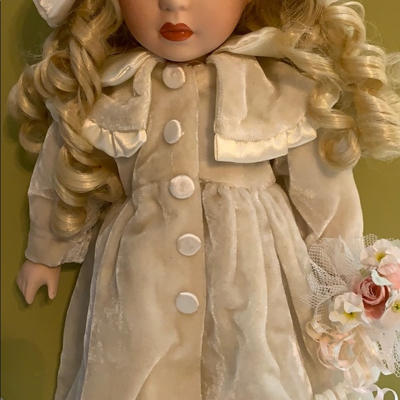 Seymour Mann Connoisseur Collectible Doll - Picture 3 of 8